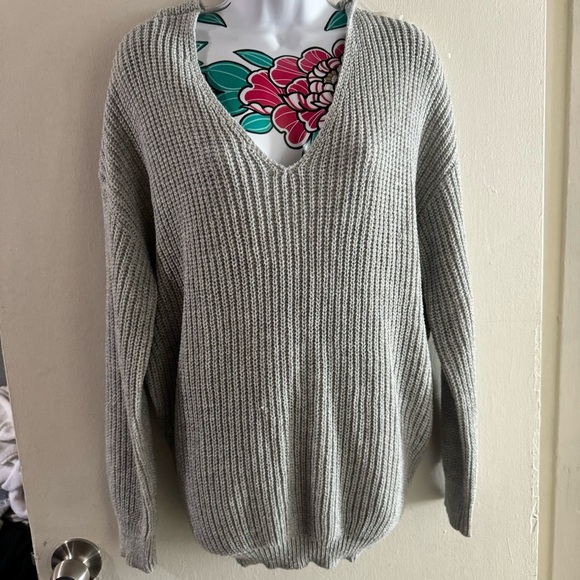 Francesca's Collections Gray V-Neck Sweater - Picture 2 of 4